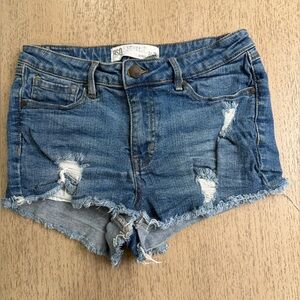 💕Woman’s RSQ Venice Mid Rise Cutoff Denim Shorts in a light blue wash in size 3